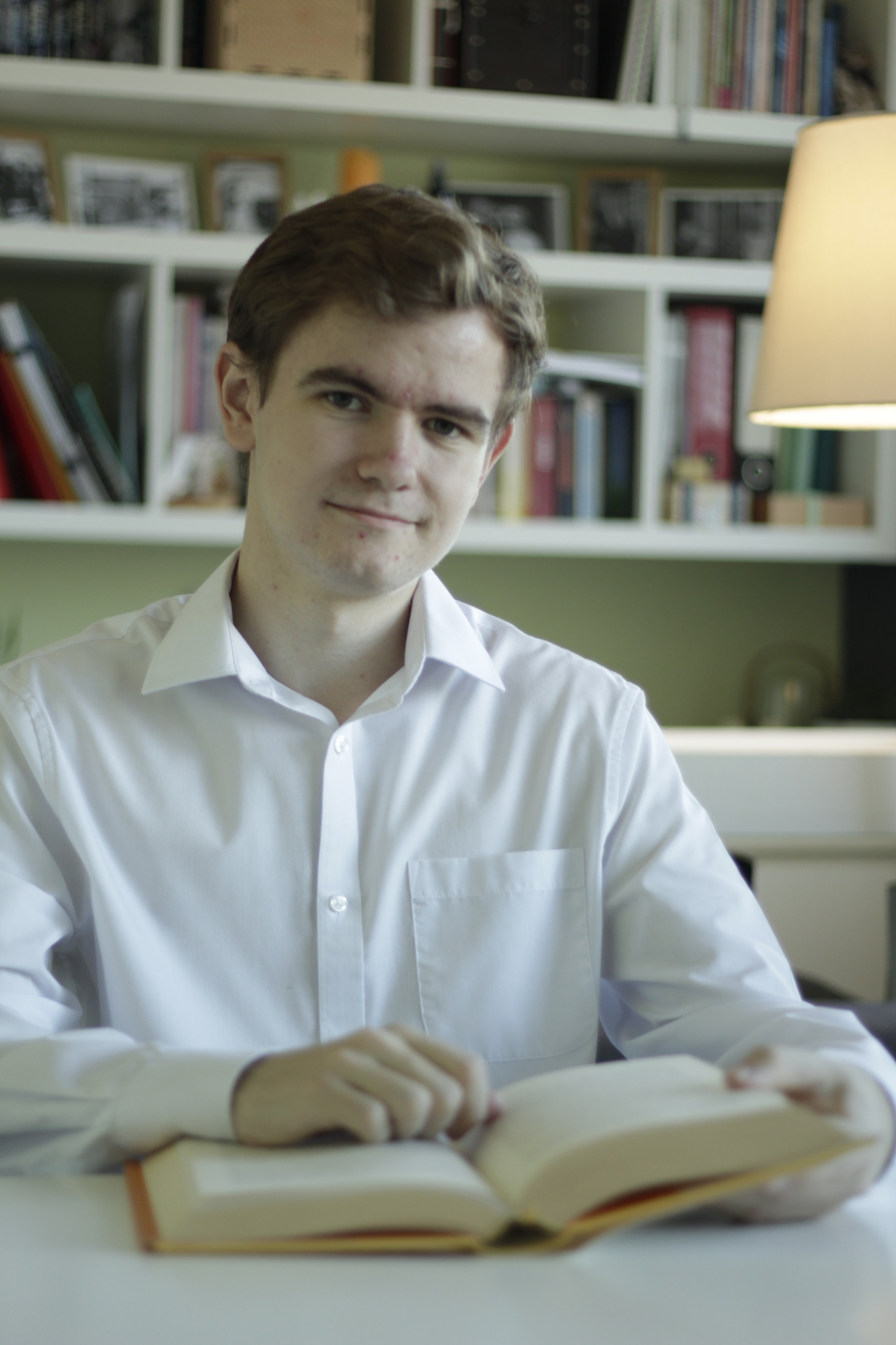 Tobias Škvor při práci s knihou